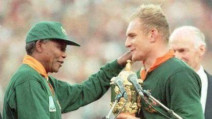 Nelson Mandela entrega al capitán de Sudáfrica, Francois Pienaar, el título de campeón del mundo de rugby en el año 1995.