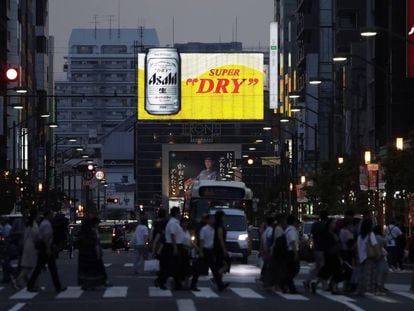 Anuncio de Asahi en el centro de Tokio. 