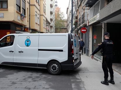 Un agente de la Policía Nacional en la calle San Miguel, este martes en Zaragoza.