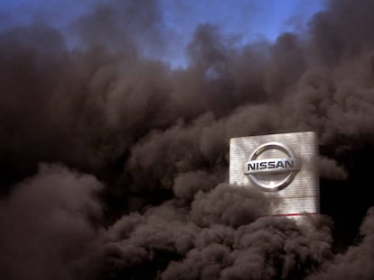 El humo se eleva sobre la fábrica de Nissan mientras los trabajadores queman neumáticos durante una protesta en Barcelona.