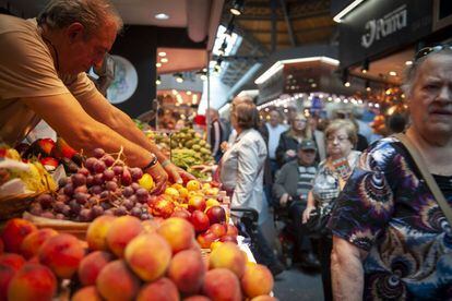 Comprados y tenderos en el mercado de Sant Antoni en Barcelona