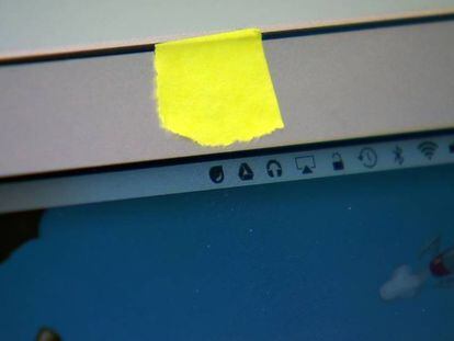 Una cámara web tapada con cinta adhesiva por miedo a que haya una intromisión en la privacidad.