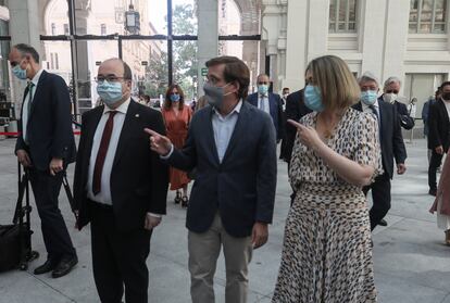 Miquel Iceta, Marta Rivera and José Luis Martínez-Almeida talk at the entrance of the Madrid City Council Auditorium.