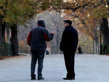Dos jubilados en el parque del Retiro de Madrid. 