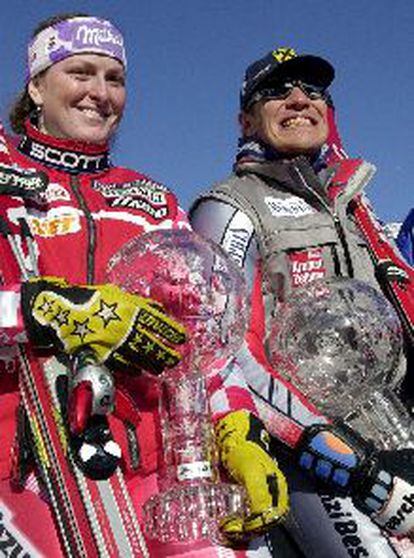 Jana Kostelic (izqda.) y Hermann Maier posan como campeones con sus globos de cristal.