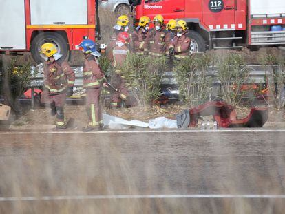 Bombers treballen en l'accident d'autobús a Tarragona.