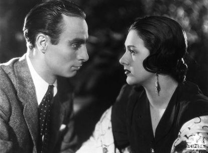 La actriz Amparo Rivelles y el actor Alfredo Mayo durante el rodaje de la película `Malvaloca´, en 1942.