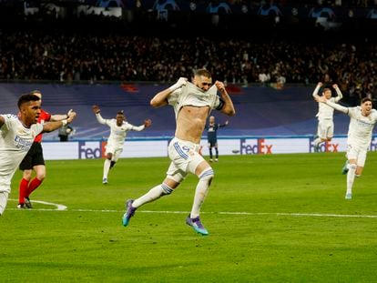 Los jugadores del Real Madrid celebran el tercer gol al PSG, de Benzema.