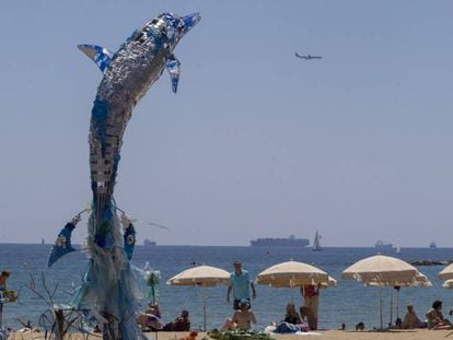 Escultura de sis metres en forma de dofí a la platja del Somorrostro de Barcelona.