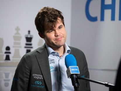 Magnus Carlsen habla con el jefe de prensa del torneo Tata Steel en Wijk aan Zee (Países Bajos)