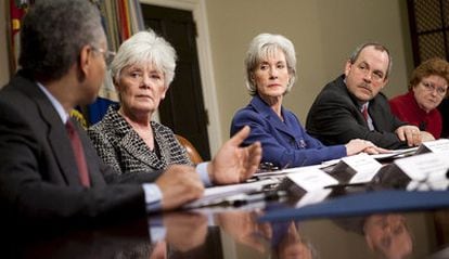 La secretaria de Salud de EEUU, Kathleen Sebelius (c) participa hoy en una reunión con representantes del sector de seguros médicos en la Casa Blanca