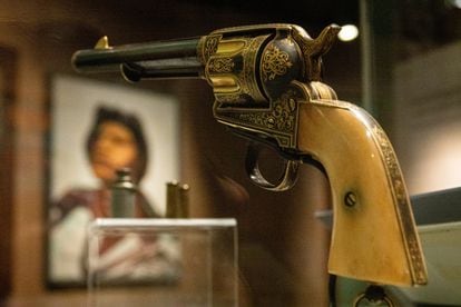 El revólver, en la exposición 'La Grandeza de México' en el Museo Nacional de Antropología.