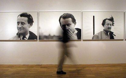 Tres imágenes de André Malraux captadas por la fotógrafa Gisèle Freund, en una exposición en el CCCB de Barcelona.