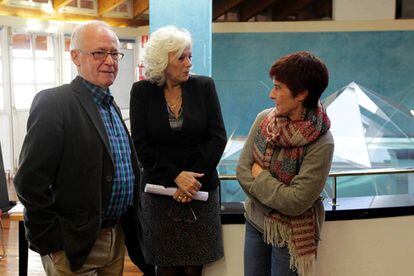 Joseba Azkarraga junto a la viuda de un asesinado por ETA Rosa Rodero (centro) y Carmen Galdeano, familia de una v&iacute;ctima del GAL. 