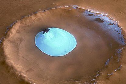 Una fotografía tomada por la sonda espacial Mars Express muestra un trozo de hielo en un cráter del planeta rojo.