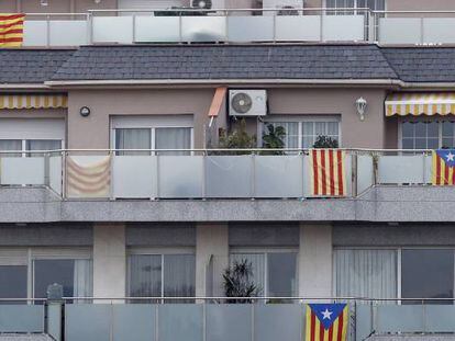 Banderas españolas, señeras e independentistas cuelgan de los balcones de la ciudad de Badalona, en la jornada de reflexión de este miércoles.