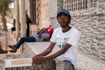 Licenciado en Contabilidad y Derecho, Ibrahima Kane, de 30 años, no tiene un trabajo estable y se dedica a escribir informes y artículos. Tras intentar sin éxito conseguir un visado para Europa, vivió varios años en distintos países del Magreb. Saltó dos veces la valla de Ceuta y llegó a entrar a Bulgaria vía Turquía, pero fue expulsado en todas las ocasiones. “El asunto de los visados es escandaloso. La vía legal es hoy por hoy inaccesible para el 99% de la población”, asegura este activista que defiende los derechos de los migrantes.