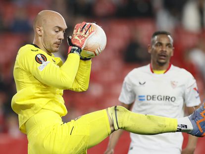 Dmitrovic detiene un balón en el partido de ida ante el Fenerbahçe.