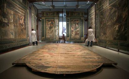 La estancia con las pinturas cabeza abajo de El Vigatà en la exposición de Francesc Torres del MNAC.