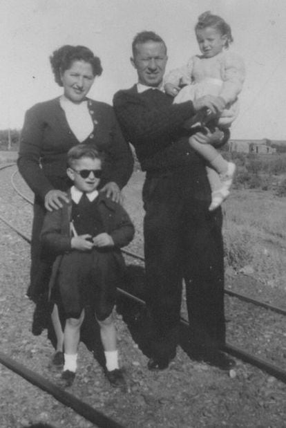 La imagen muestra a Salvador Arestín (el niño que lleva gafas negras) con sus padres y su hermana.