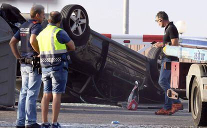 Policies al costat de l'Audi A3 amb el qual cinc terroristes van irrompre a Cambrils. Tots cinc van morir per trets de la policia.