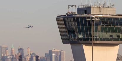 Torre de control del aeropuerto estadounidense Newark Liberty.