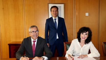 En un acto presidido por el secretario general de Industria y de la Pequeña y Mediana Empresa, Francisco Blanco Ángel (de pie), la consejera delegada de Pymar, sociedad que agrupa a los principales astilleros privados españoles, Almudena López del Pozo, y el presidente del Instituto de Crédito Oficial, José Carlos García de Quevedo, firmaron la renovación, por cuatro años, del convenio de cobertura de operaciones financieras destinado a promover la construcción y transformación naval de España.