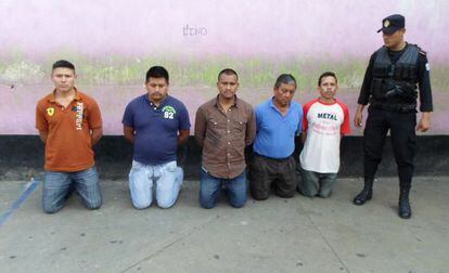 Grupo de “coyotes” guatemaltecos capturado por la Policía de Guatemala.