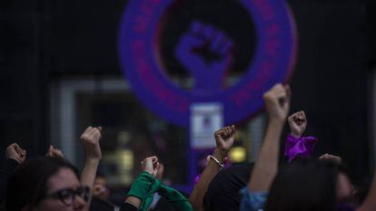 Mujeres levantan las manos durante una protesta feminista en Ciudad de México. 