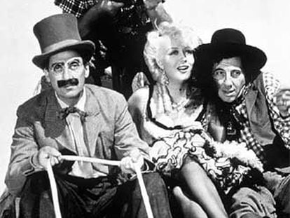 June MacCloy, entre Groucho (a la izquierda) y Chico Marx; detrás, Harpo, en un fotograma de <i>Los hermanos Marx en el Oeste</i>.
