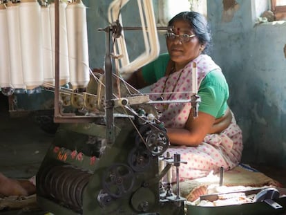 Hilanderas trabajan a las afueras de Wardha, India. La Fundación NAAM ofrece máquinas de hilar para las mujeres de la región, de manera que puedan ganar su sustento mediante la producción y venta de algodón local.