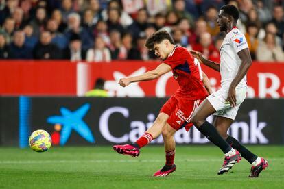 Abde dispara ante Nianzou para hacer el 2-3, el gol del triunfo de Osasuna ante el Sevilla.