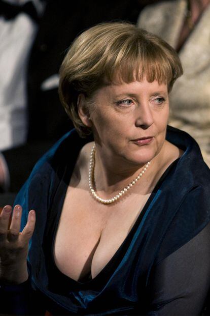 "Merkel saca pecho" o "Merkel enseña escote" fueron algunos de los titulares usados por la prensa sensacionalista alemana cuando su canciller, Angela Merkel, acudió con un escotado diseño a la inauguración de la nueva ópera de Oslo en 2008. "No esperaba provocar tal furor con el traje de noche, que no era más que un intento de salir de la rigidez del vestuario de un jefe de Gobierno en una noche de ópera", afirmó el viceportavoz Thomas Steg, después de la sonada polémica. La explicación terminó dejando claro que Merkel seguiría eligiendo sus estilismos de noche guiada por su propio gusto. Vamos, que iba a seguir llevando lo que le diera la gana.