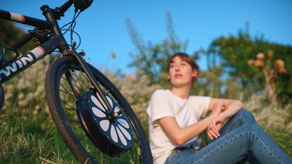 La rueda eléctrica de Teebike dispone de una autonomía de hasta 80 kilómetros y puede circular a una velocidad máxima de 25 km/h.