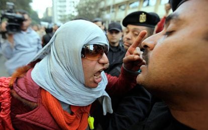 Una manifestante se encara a un policía antidisturbios que bloquea el paso a una manifestación del sindicato de periodistas.