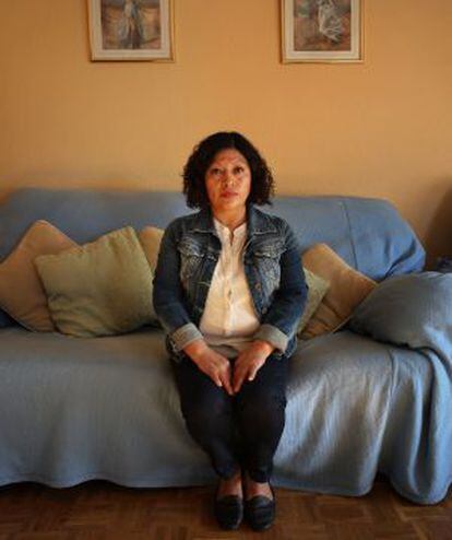 Olga Veloso, una de las afectadas por los desahucios, en su casa de Entrev&iacute;as.