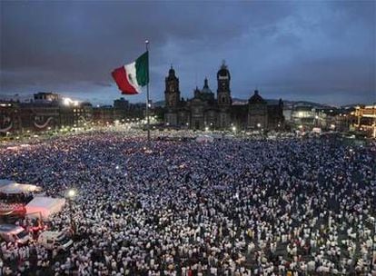 Decenas de miles de manifestantes en contra de la ola de crímenes violentos llenan el sábado por la noche la plaza del Zócalo, en la Ciudad de México.