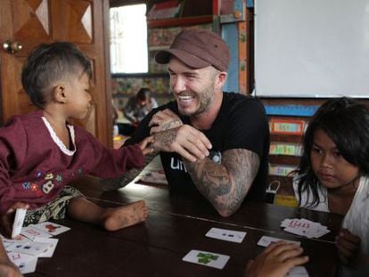  David Beckham, durante su visita a Camboya.
