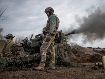 Voluntarios ucranios realizan ejercicios de contraataque para unirse al Ejército en el frente de Bajmut (Ucrania).