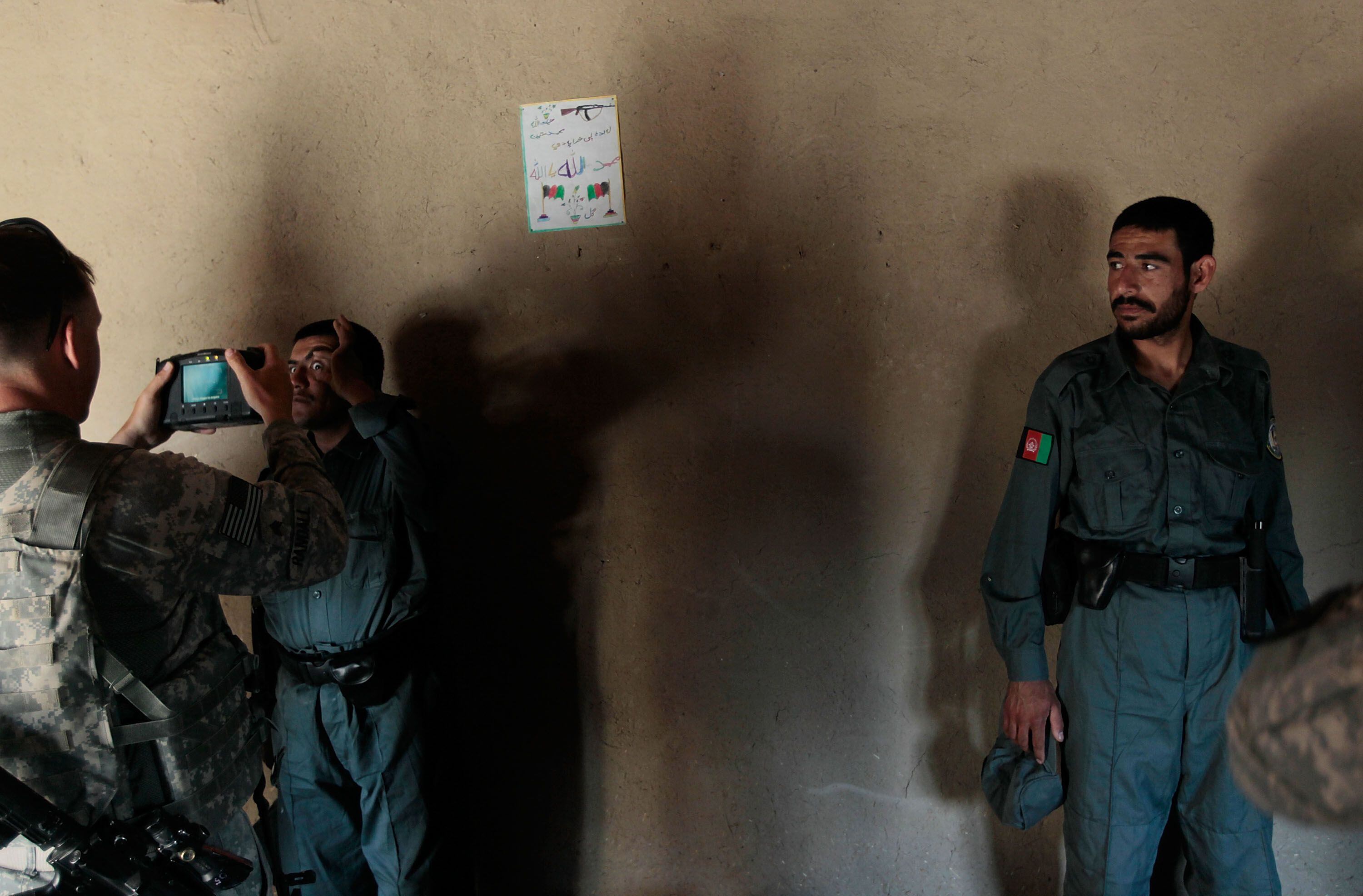 Un soldado estadounidense escanea el iris de un policía afgano en 2010. El ejército de Estados Unidos intentó registrar los datos biométricos de todos los afganos en edad militar.