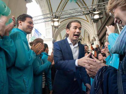 El conservador Sebastian Kurz saluda a sus partidarios en un acto de final de campaña, el viernes en Viena.