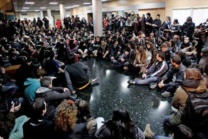 Varios centenares de estudiantes celebran una asamblea en la facultad de Geografia e Historia de Valencia.