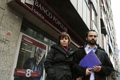 Lourdes y Rub&eacute;n, ante la sucursal del Banco Popular de Ourense el pasado mes de enero.