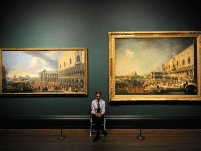 Un guardia de seguridad, en una sala de la exposici&oacute;n &#039;Venecia: Canaleto y sus rivales&#039;, en la National Gallery, en 2010.