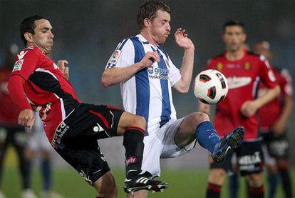 El centrocampista francés de la Real Sociedad David Zurutuza y el delantero del Mallorca Víctor Casadesús luchan por el balón durante el partido de la 24ª jornada de Liga.