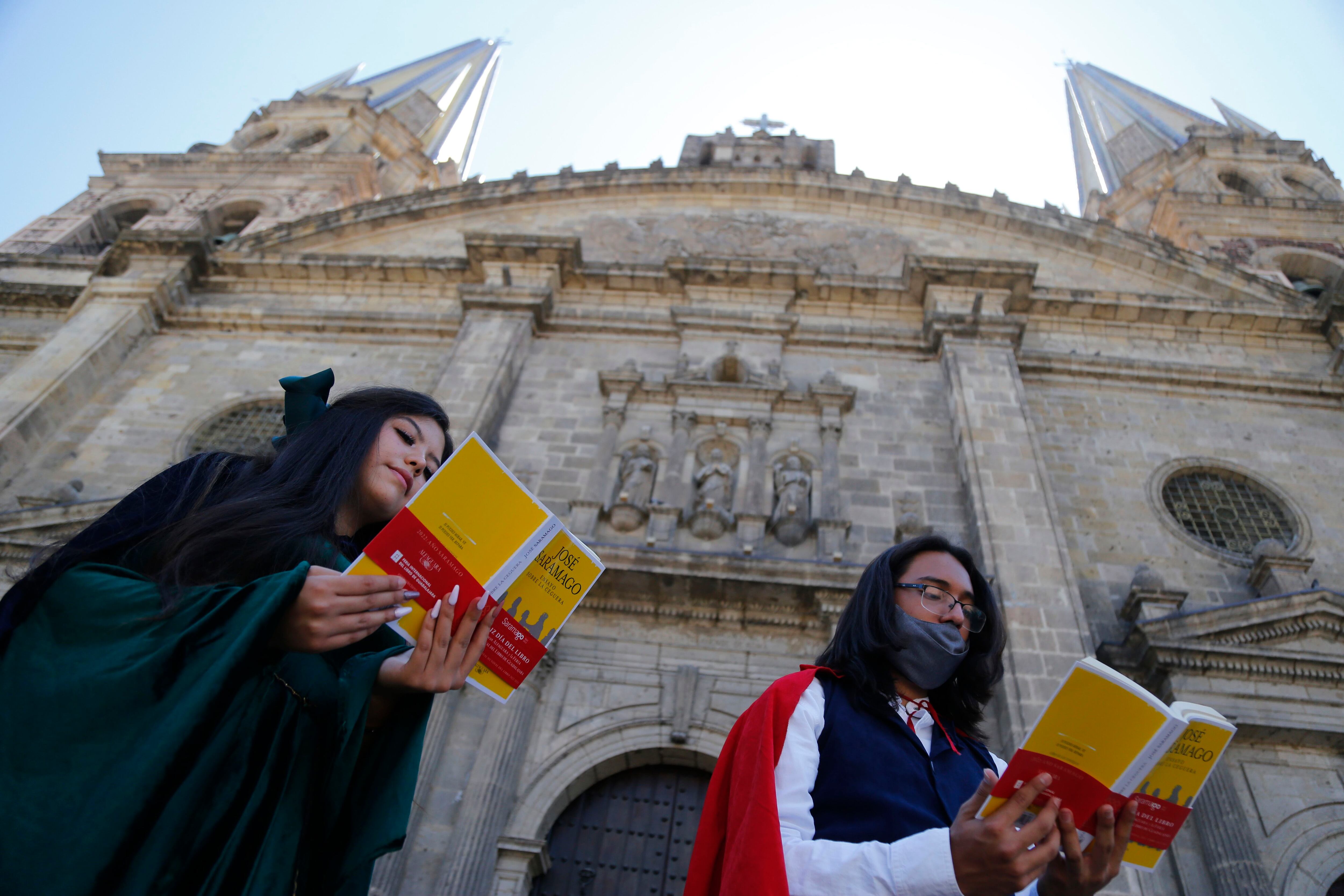 Jóvenes participan en la lectura del libro 'Ensayo sobre la ceguera', del escritor portugués José Saramago.