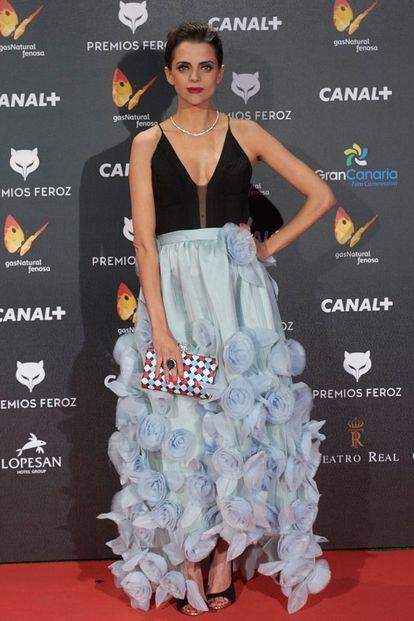 Recientemente la pudimos ver en los Premios Feroz. Con este vestido de Jorge Vázquez confirmó que lo suyo es arriesgar en las alfombras rojas.