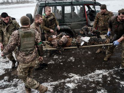 Los paramédicos trasladan a un militar ucranio herido para recibir tratamiento de emergencia cerca del frente en la provincia de Donetsk este domingo.