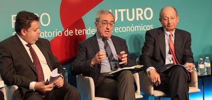 De izquierda a derecha, Santiago Carbó, Francisco Pérez y Fernando Fernández