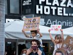 Dos niños con carteles, participan en una concentración feminista en la Plaza de la Candelaria en repulsa por "todos los feminicidios", a 11 de junio de 2021, en Santa Cruz de Tenerife, Tenerife, Islas Canarias (España). Esta es una de las protestas feministas que se han convocado hoy, un día después de que la Guardia Civil hallase en el mar el cuerpo sin vida de Olivia, de seis años de edad, una de las hermanas secuestradas por su padre Tomás Gimeno el pasado 27 de abril en Tenerife Actualmente las fuerzas de seguridad continúan con la búsqueda de su hermana Anna, de tan solo un año, y del propio padre.
11 JUNIO 2021;VIOLENCIA VICARIA;FEMINISMO;NIÑAS;TENERIFE;MACHISMO;VIOLENCIA DE GENERO;ASESINATO
Europa Press
11/06/2021
